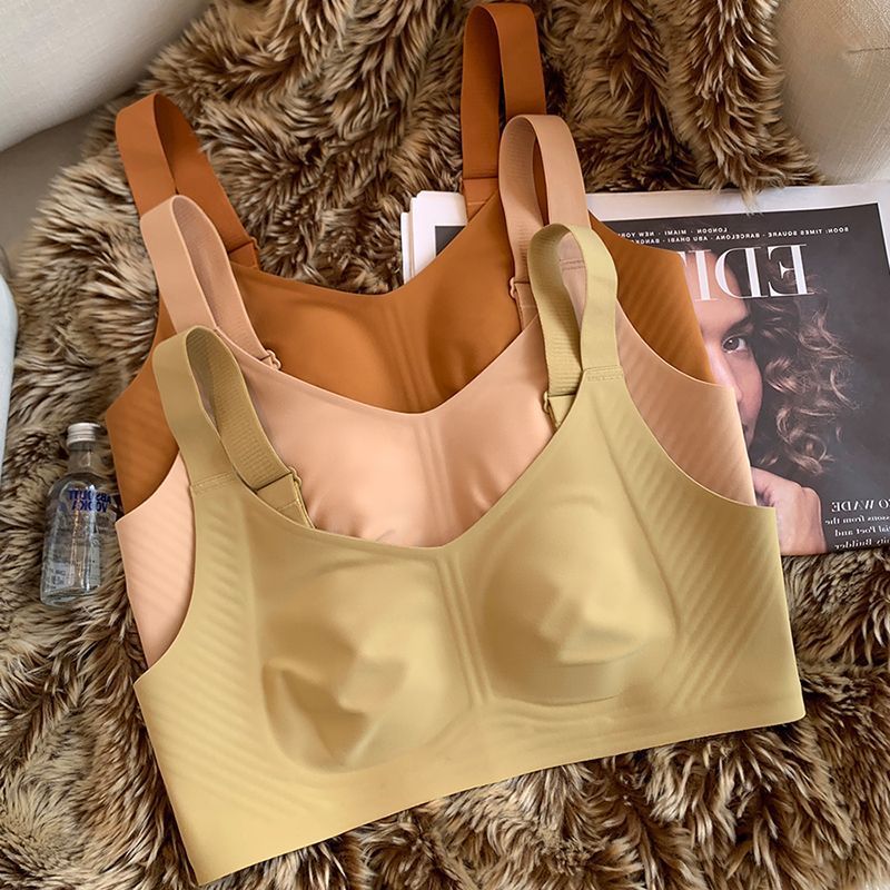 Full Coverage Bra - Pechos grandes que muestran ropa interior